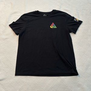 Giannis Antetokounmpo x UNO x Nike Tee-Shirt